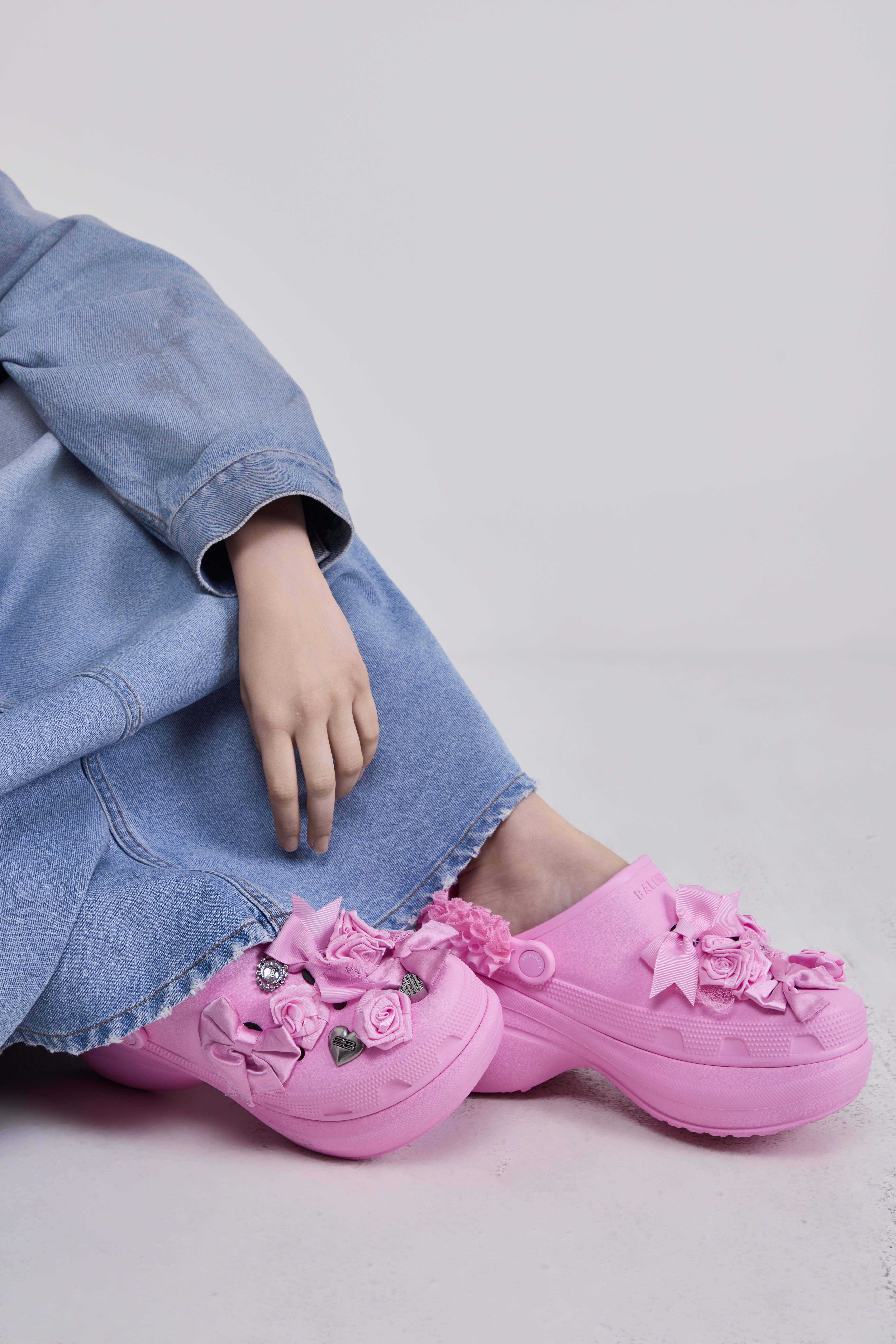 תמונת כל הלוק של כפכף מיול בלנסיאגה x  קרוקס